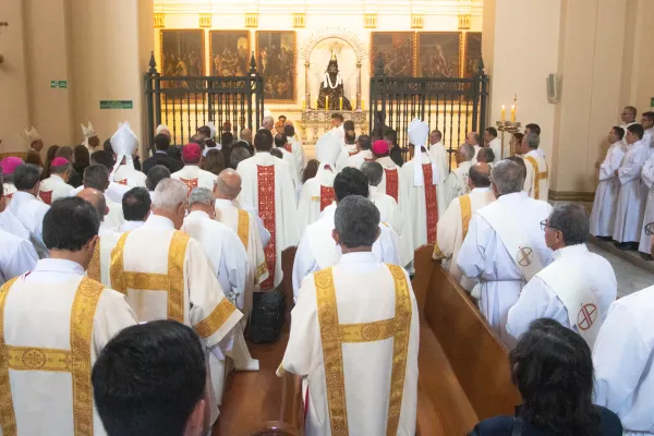 En presencia de obispos y sacerdotes, los restos del Cardenal Pedro Rubiano fueron depositados en la capilla de Nuestra Señora de los Dolores, en la Catedral de Bogotá. Eduardo Berdejo (ACI)