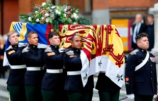 La Guardia Real de Dragones porta el ataúd de Katharine, duquesa de Kent, envuelto en el estandarte real, a la Catedral de Westminster para la vigilia por los difuntos con el rito de recepción y las vísperas de difuntos el 15 de septiembre de 2025, antes de su funeral en Londres. Crédito: Max Mumby/Indigo/Getty Images