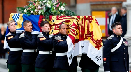 La Guardia Real de Dragones porta el ataúd de Katharine, duquesa de Kent