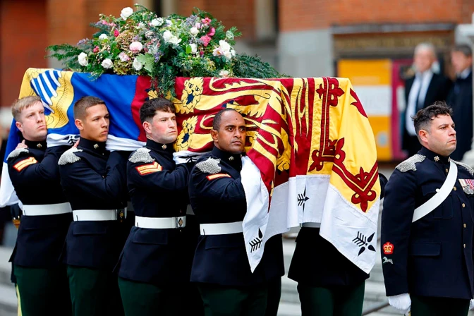 La Guardia Real de Dragones porta el ataúd de Katharine, duquesa de Kent