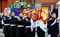 La Guardia Real de Dragones porta el ataúd de Katharine, duquesa de Kent, envuelto en el estandarte real, a la Catedral de Westminster para la vigilia por los difuntos con el rito de recepción y las vísperas de difuntos el 15 de septiembre de 2025, antes de su funeral en Londres.
