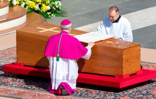 El ataúd del Papa Francisco es colocado en la Plaza de San Pedro para la Misa de exequias. Crédito: Daniel Ibáñez / EWTN News.