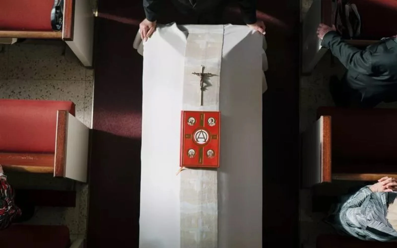 Las Misas de funeral encomiendan a los seres queridos a Dios en la oración.?w=200&h=150