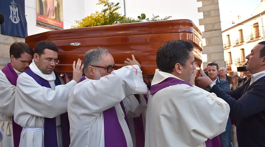 Momento del funeral del misionero salesiano César Fernández en su localidad natal de Pozoblanco, Córdoba (España). Foto: Salesianos España ?w=200&h=150
