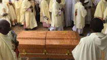 Momento del funeral del seminarista Michael Nandi. Crédito: Twitter Ayuda a la Iglesia Necesitada. 