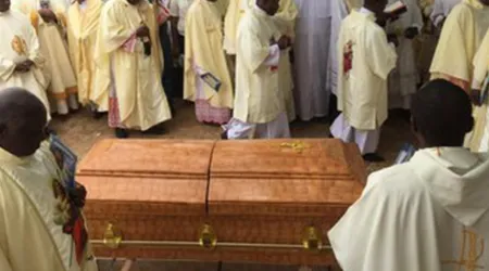 Cientos acuden a funeral de seminarista asesinado en Nigeria