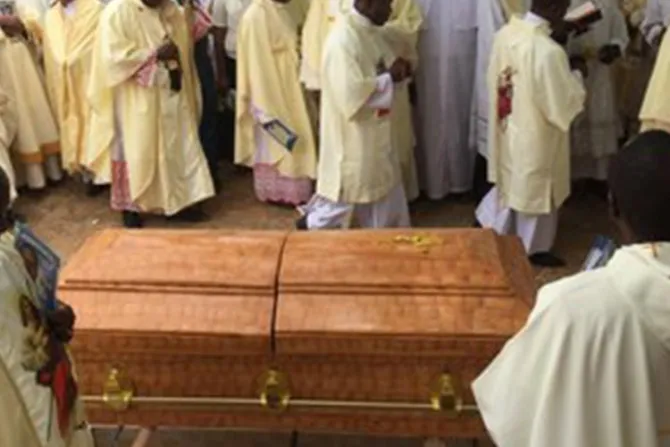 Cientos acuden a funeral de seminarista asesinado en Nigeria