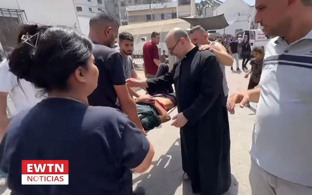 El P. Gabriel Romanelli, el único párroco católico de Gaza, bendice a un herido.?w=200&h=150