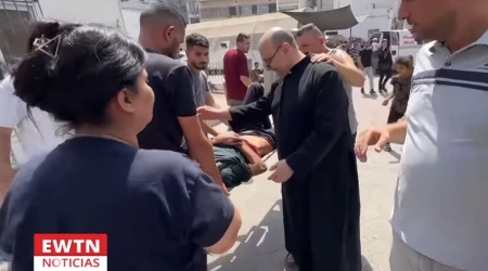 El P. Gabriel Romanelli, el único párroco católico de Gaza, bendice a un herido. 18072025