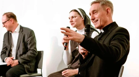 El arzobispo Georg Gänswein habla en un evento de la revista católica Kelione en la Biblioteca Nacional de Lituania