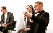 El arzobispo Georg Gänswein habla en un evento de la revista católica Kelione en la Biblioteca Nacional de Lituania en Vilna, el 7 de enero de 2026.