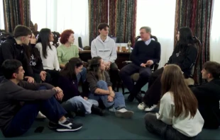 Mons. García Cuerva con jóvenes Crédito: Captura de video/Canal Orbe 21