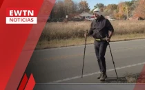 El P. Gary Graf en su travesía desde Dolton hasta la Estatua de la Libertad en Nueva York