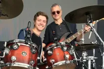 Gary Sinise y su hijo Mac, tocando para la banda de Gary, Lt. Dan Band.