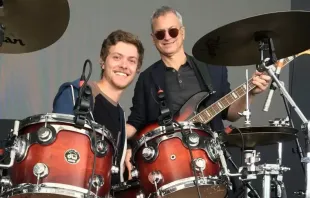 Gary Sinise y su hijo Mac, tocando para la banda de Gary, Lt. Dan Band. Crédito: Fundación Gary Sinise