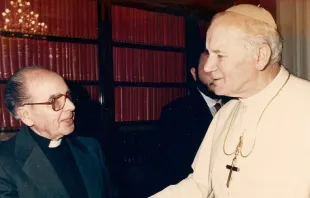 El P. Sebastián Gaya, iniciador de los Cursillos de Cristiandad, junto a San Juan Pablo II. Crédito: Fundación Sebastián Gayá.  