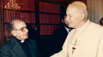 El P. Sebastián Gaya, iniciador de los Cursillos de Cristiandad, junto a San Juan Pablo II. Crédito: Fundación Sebastián Gayá. 