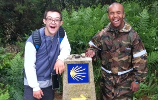 Dos peregrinos de la Fundación Gil Gayarre en el Camino de Santiago. Crédito: FGG