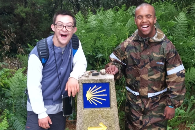 Dos peregrinos de la Fundación Gil Gayarre en el Camino de Santiago.