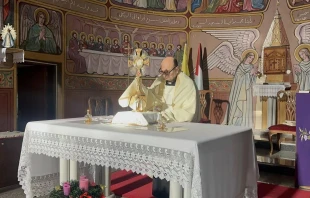 Adoración eucarística en la parroquia de la Sagrada Familia en Gaza, presidida por el párroco, P. Gabriel Romanelli. Crédito: Cortesía del P. Gabriel Romanelli.