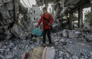 Una niña entre escombros en la Ciudad de Gaza. Crédito: Shutterstock.