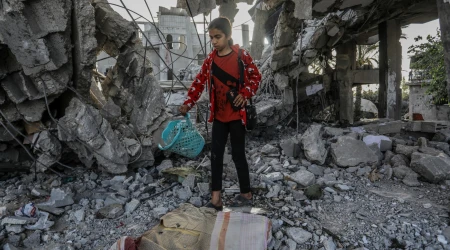 Una niña entre escombros en la Ciudad de Gaza.