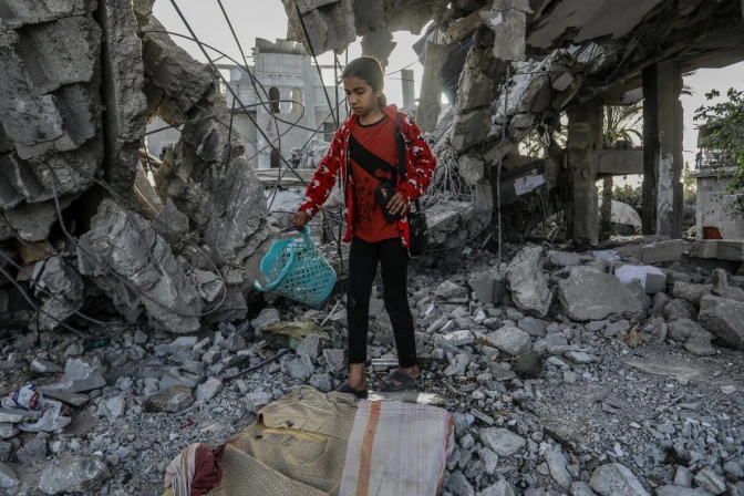 Una niña entre escombros en la Ciudad de Gaza.