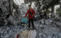 Una niña entre escombros en la Ciudad de Gaza.