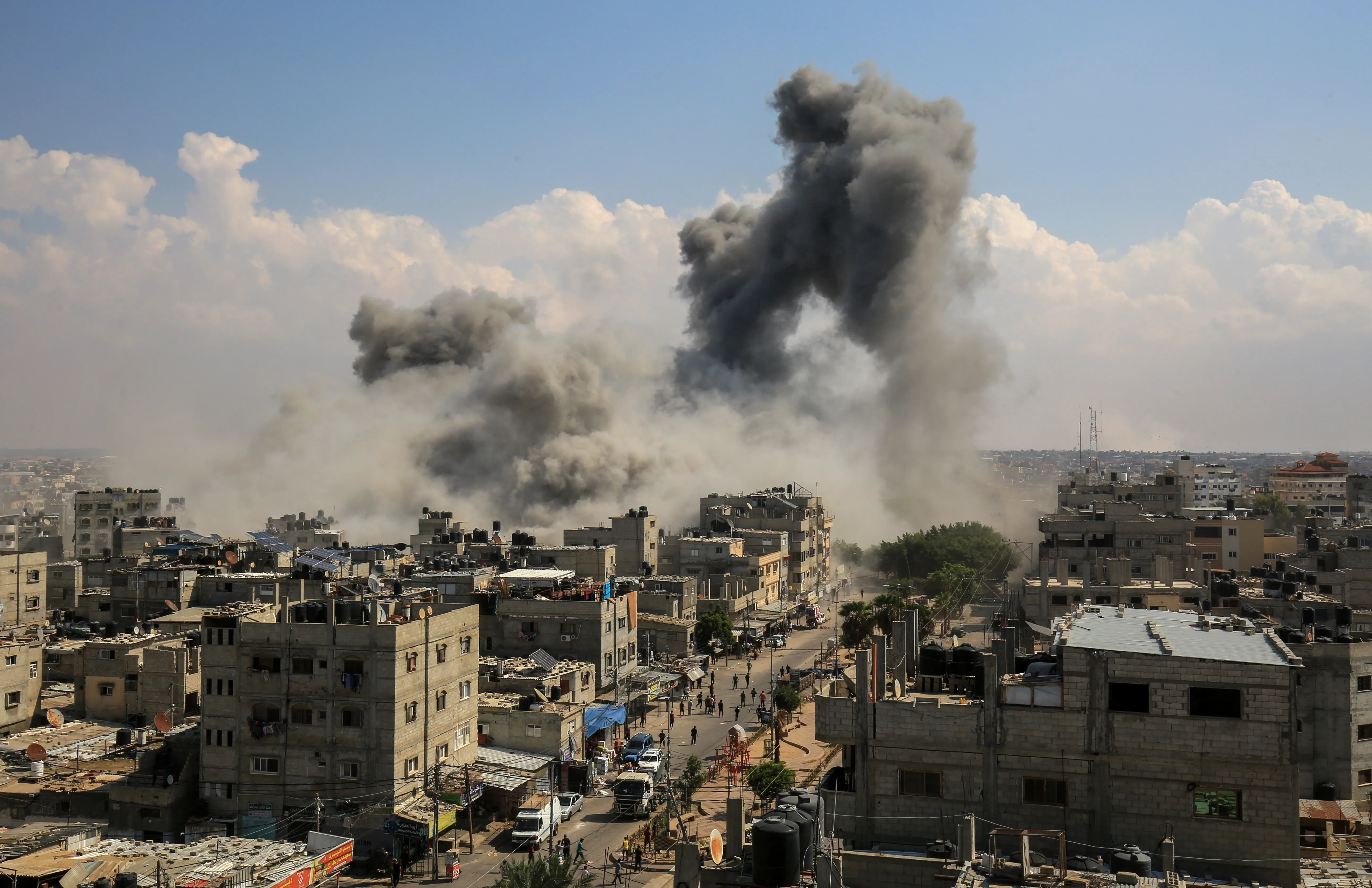 Aumenta el humo luego de los ataques aéreos israelíes a la ciudad de Rafah en el sur de la Franja de Gaza, 10 de octubre de 2023.?w=200&h=150