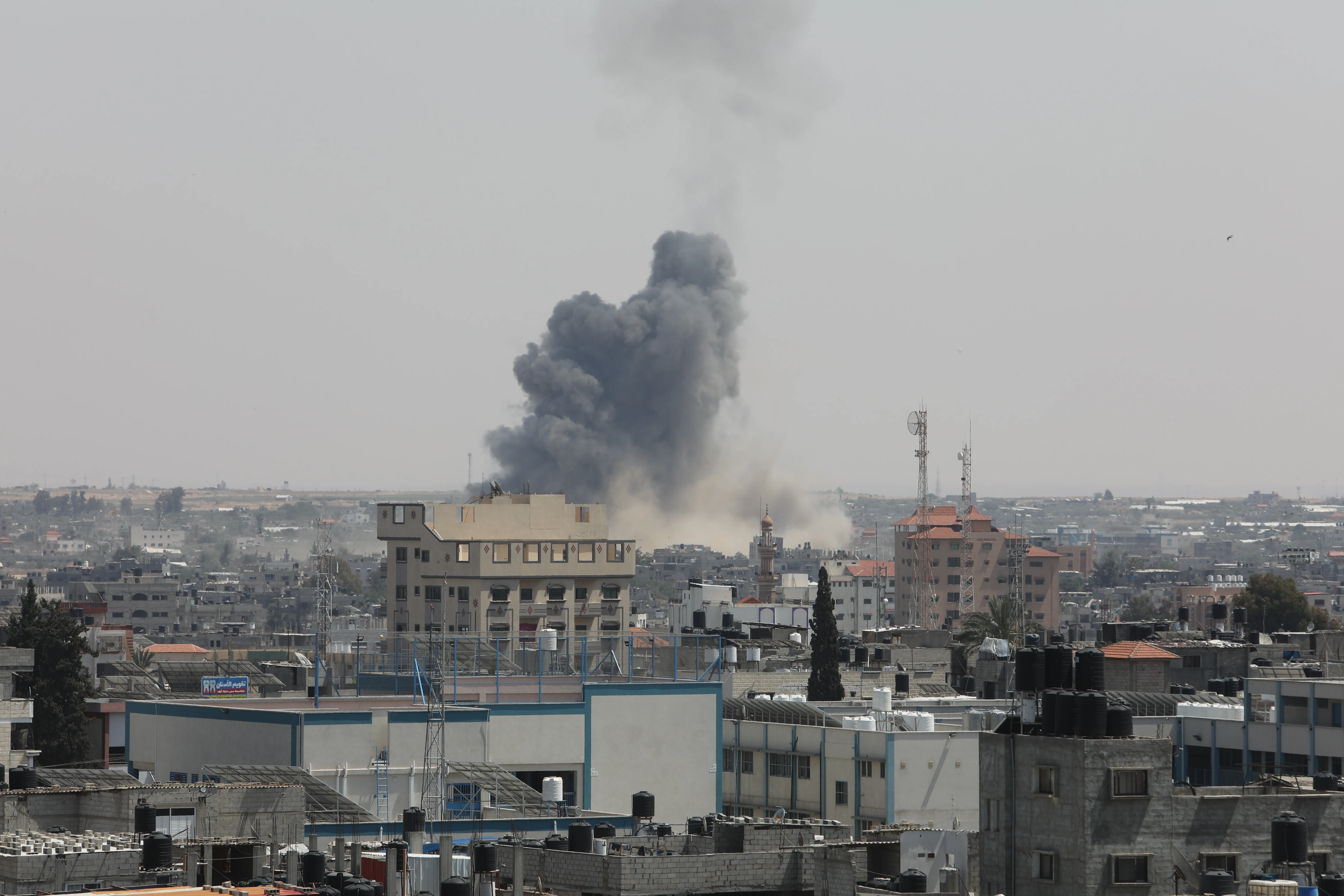 El humo se eleva sobre los edificios después de los ataques aéreos de aviones de guerra israelíes en la ciudad de Gaza, el 10 de mayo de 2023.?w=200&h=150