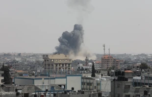 El humo se eleva sobre los edificios después de los ataques aéreos de aviones de guerra israelíes en la ciudad de Gaza, el 10 de mayo de 2023. Crédito: Anas-Mohammed - Shutterstock