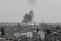 El humo se eleva sobre los edificios después de los ataques aéreos de aviones de guerra israelíes en la ciudad de Gaza, el 10 de mayo de 2023.