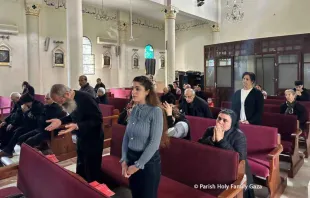 Celebración de la Misa en la Parroquia de la Sagrada Familia de Gaza. Crédito: ACN y Parroquia de la Sagrada Familia