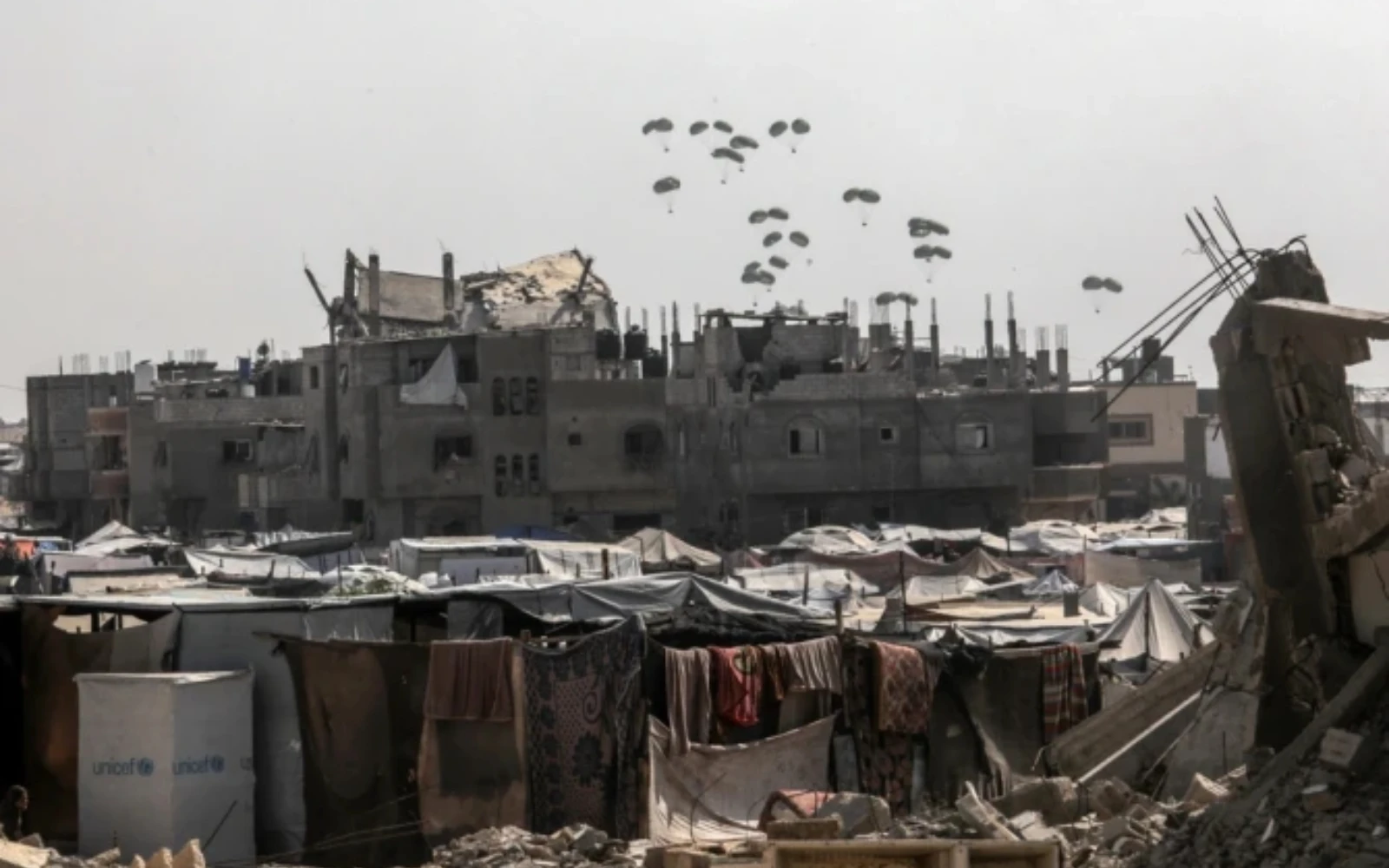 Un avión lanza ayuda alimentaria sobre Rafah, en el sur de Gaza, en agosto de 2025.?w=200&h=150