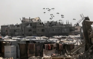 Un avión lanza ayuda alimentaria sobre Rafah, en el sur de Gaza, en agosto de 2025. Crédito: Anas-Mohammed/Shutterstock