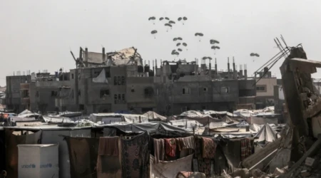 Un avión lanza ayuda alimentaria sobre Rafah