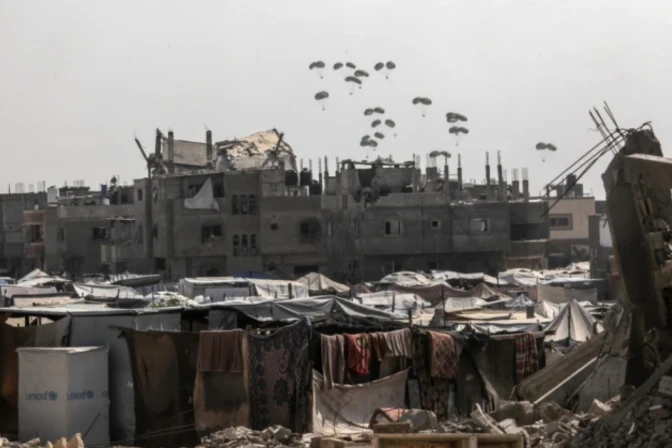 Un avión lanza ayuda alimentaria sobre Rafah