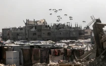 Un avión lanza ayuda alimentaria sobre Rafah, en el sur de Gaza, en agosto de 2025.