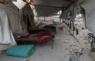 Camas entre los escombros tras un ataque israelí contra el hospital Al-Ahli, también conocido como el Hospital Bautista o Ahli Árabe, en la ciudad de Gaza, el 13 de abril de 2025. Crédito: OMAR AL-QATTAA/AFP vía Getty Images