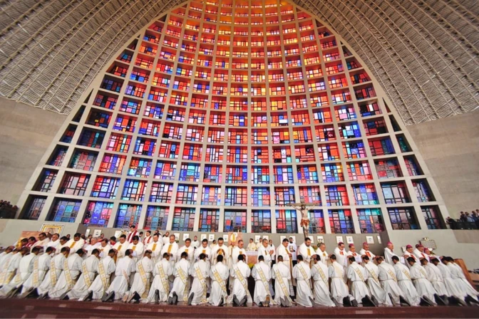 Ordenan 32 nuevos sacerdotes en Guadalajara, México