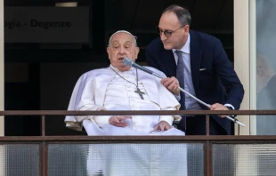 El Papa Francisco durante el rezo del ángelus en el hospital Gemelli el domingo 23 de marzo. Crédito: Daniel Ibáñez / EWTN News.