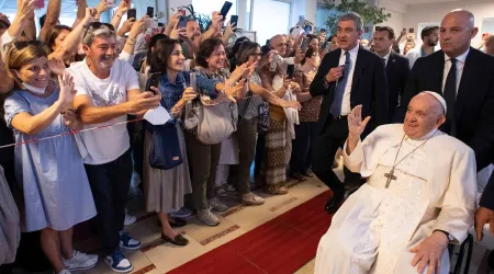 El Papa Francisco recibe el alta hospitalaria y regresa al Vaticano