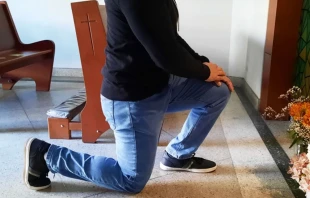 Genuflexión ante el Santísimo. Crédito: ACI Prensa.