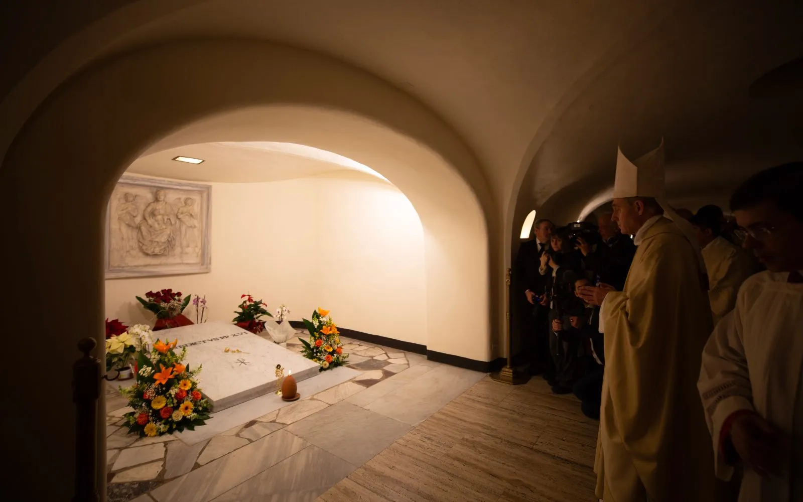 Mons. Georg Gänswein reza ante la tumba de Benedicto XVI, el 31 de diciembre de 2023.?w=200&h=150