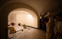 Mons. Georg Gänswein reza ante la tumba de Benedicto XVI, el 31 de diciembre de 2023.