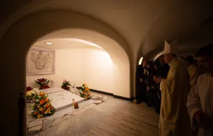 Mons. Georg Gänswein reza ante la tumba de Benedicto XVI, el 31 de diciembre de 2023. Crédito: Elizabeth Alva / ACI Prensa.
