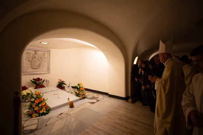 Mons. Georg Gänswein ante la tumba de Benedicto XVI.