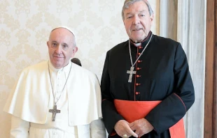 El Papa Francisco junto al Cardenal George Pell. Cru00e9dito: Vatican Media. 