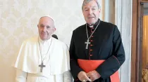 El Papa Francisco junto al Cardenal George Pell. Crédito: Vatican Media.