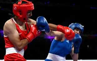 Imane Khelif (de rojo), de Algeria, golpea a Angela Carini de Italia en la ronda de 16 de la categoría femenina de boxeo de 66 kg durante los Juegos Olímpicos de París 2024 en el North Paris Arena, en Villepinte, el 1 de agosto de 2024. Crédito: MOHD RASFAN/AFP vía Getty Images.